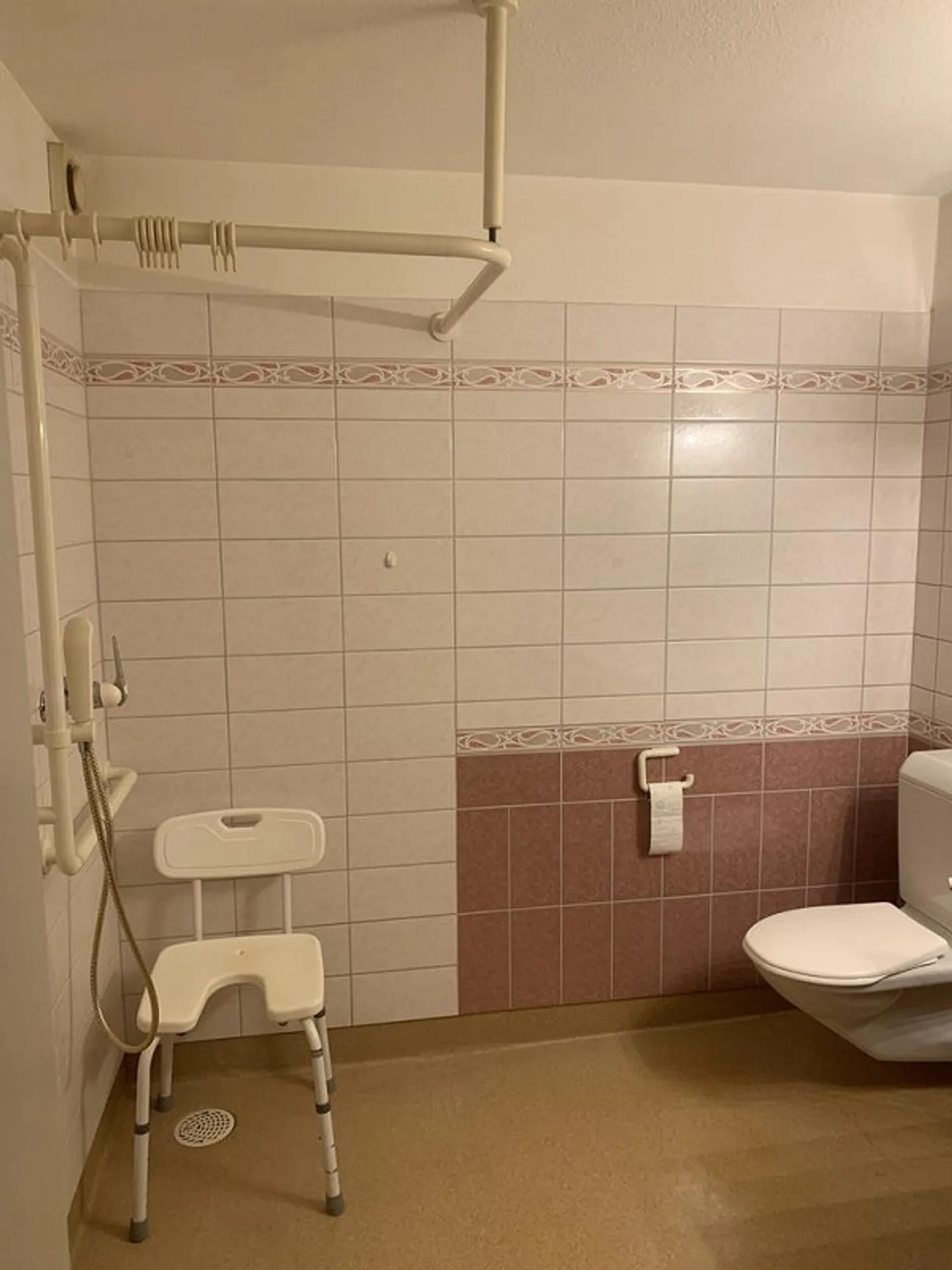 Your new home: charming ground floor apartment with patio - Photo 3 of 10