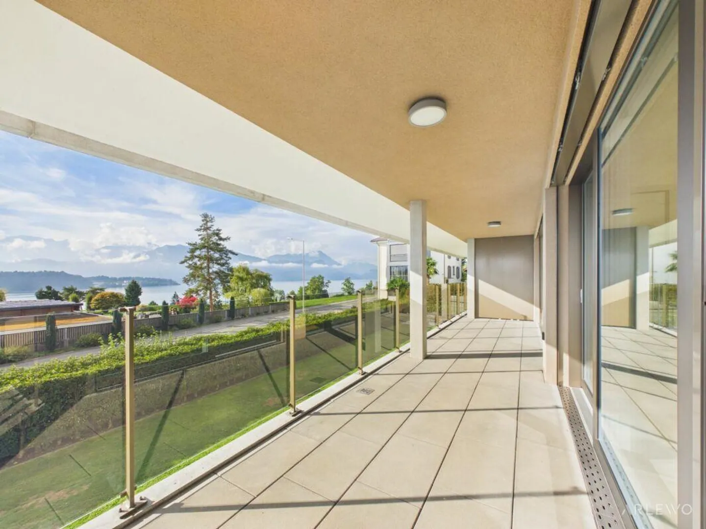 Prima occupazione con vista lago e comfort moderno - Foto 2 di 12