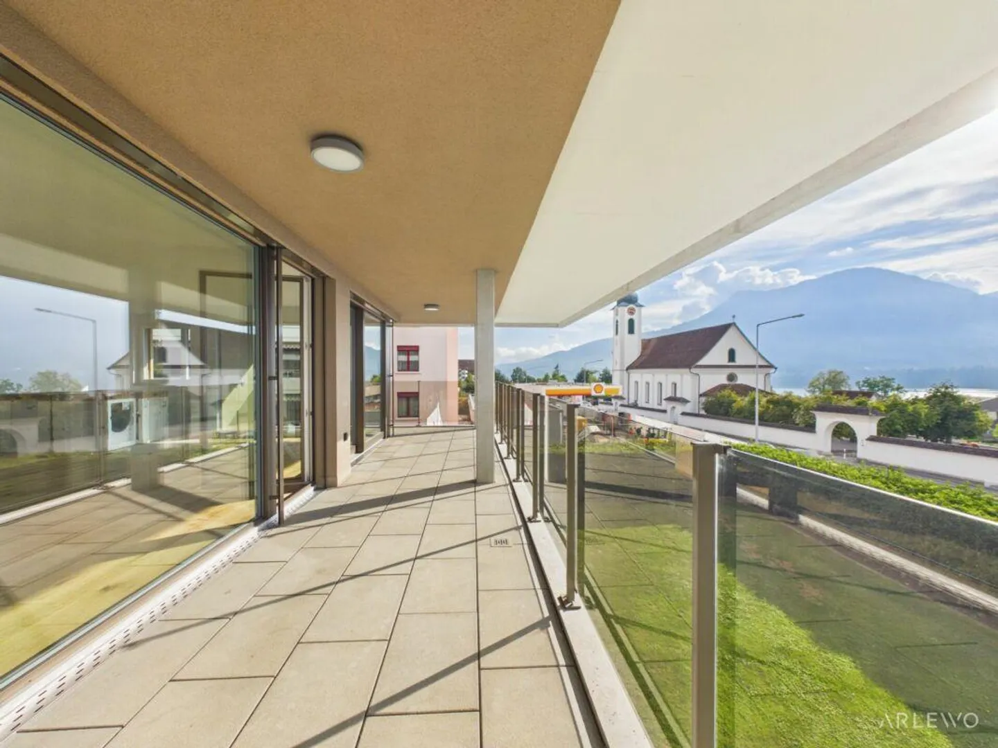 Prima occupazione con vista lago e comfort moderno - Foto 3 di 12