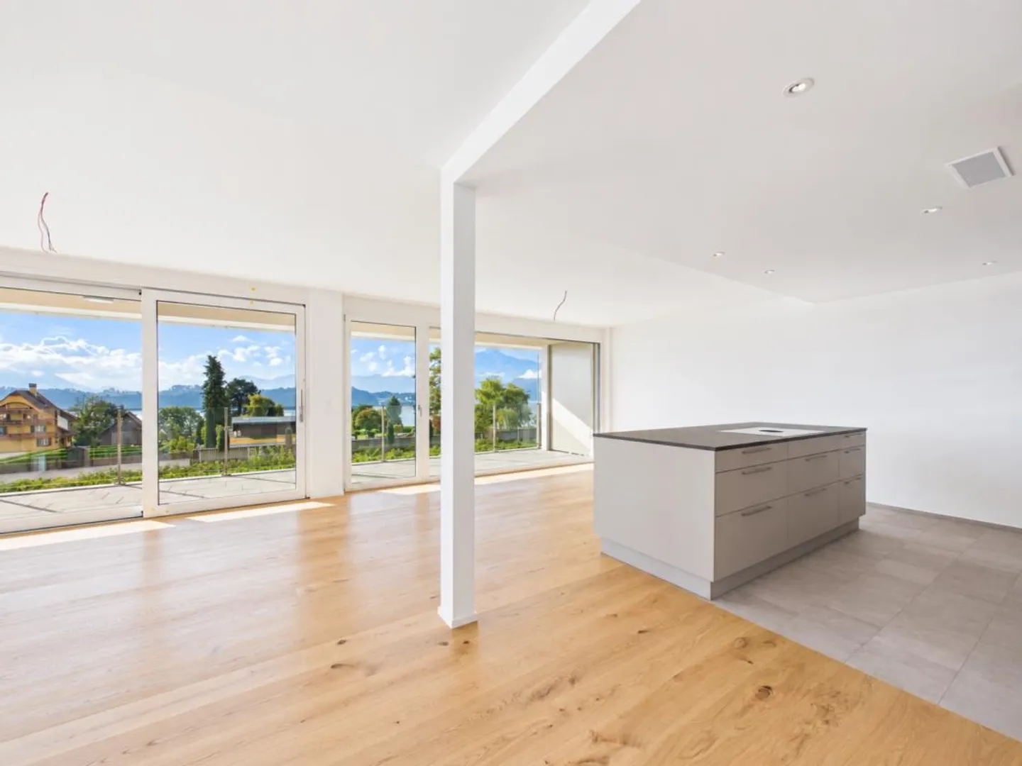 Prima occupazione con vista lago e comfort moderno - Foto 4 di 12