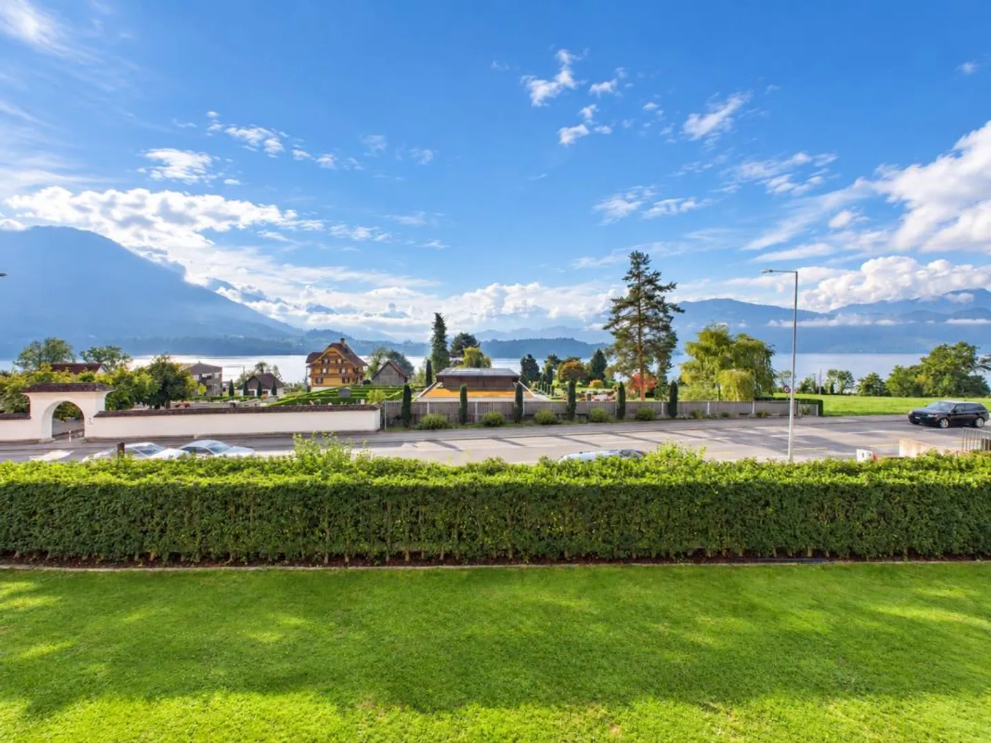 Prima occupazione con vista lago e comfort moderno - Foto 1 di 12
