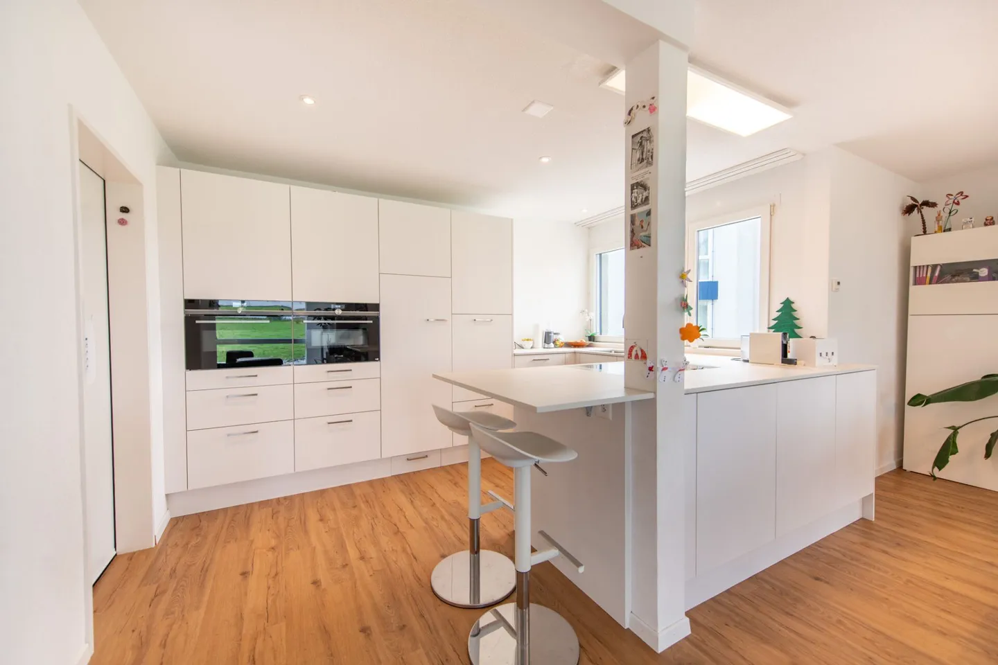 Grosszügig, hell und modern - 5.5-Zimmer-Wohnung mit herrlicher Weitsicht - Photo 2 sur 28