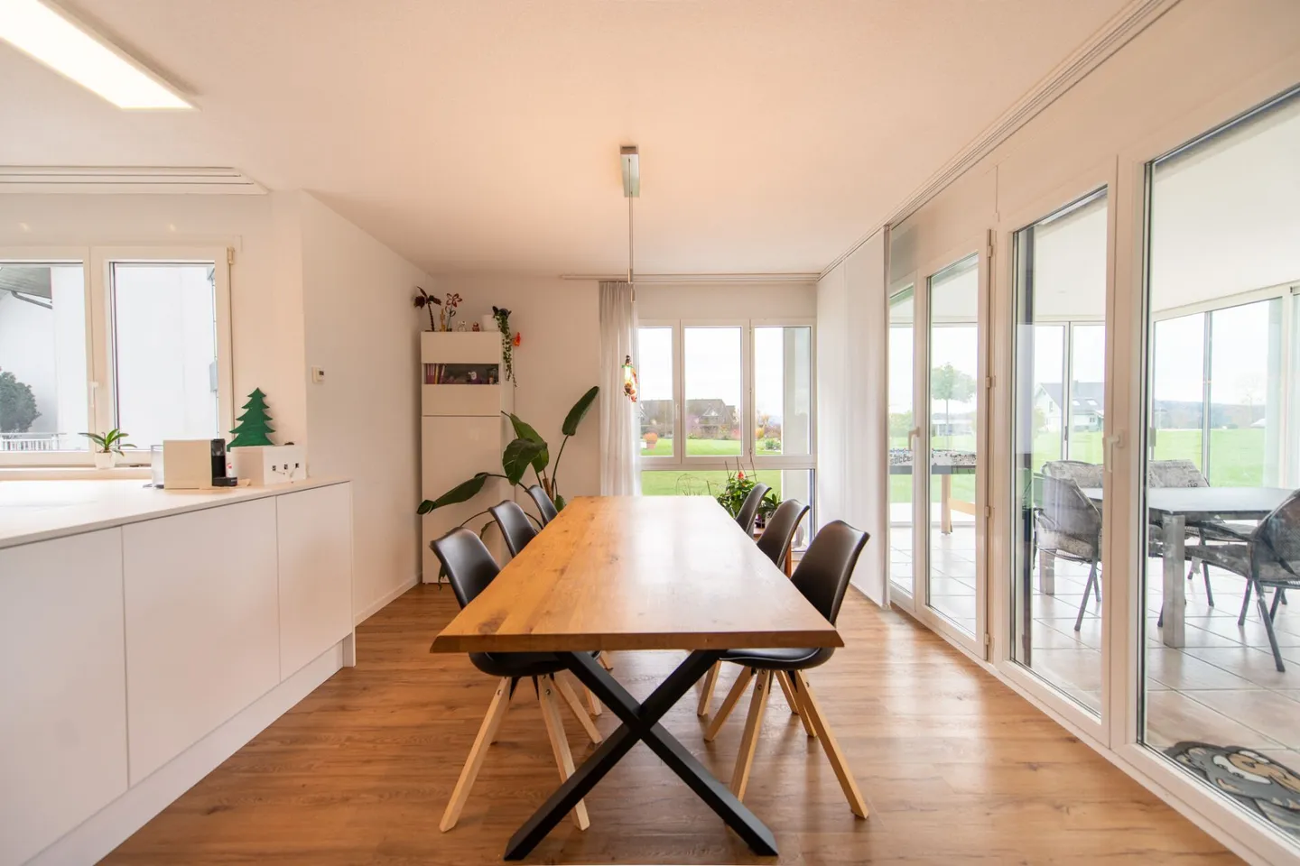 Grosszügig, hell und modern - 5.5-Zimmer-Wohnung mit herrlicher Weitsicht - Photo 4 sur 28