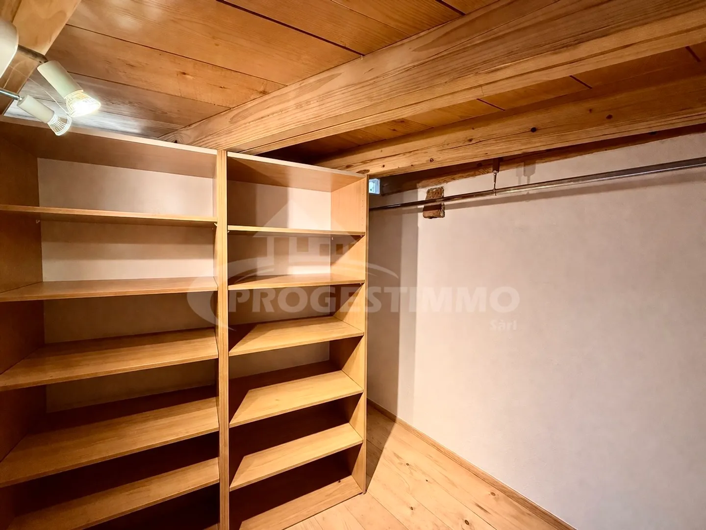 SUPERB 3-ROOM APARTMENT COMBINING AUTHENTICITY AND MODERNITY - Photo 3 of 11