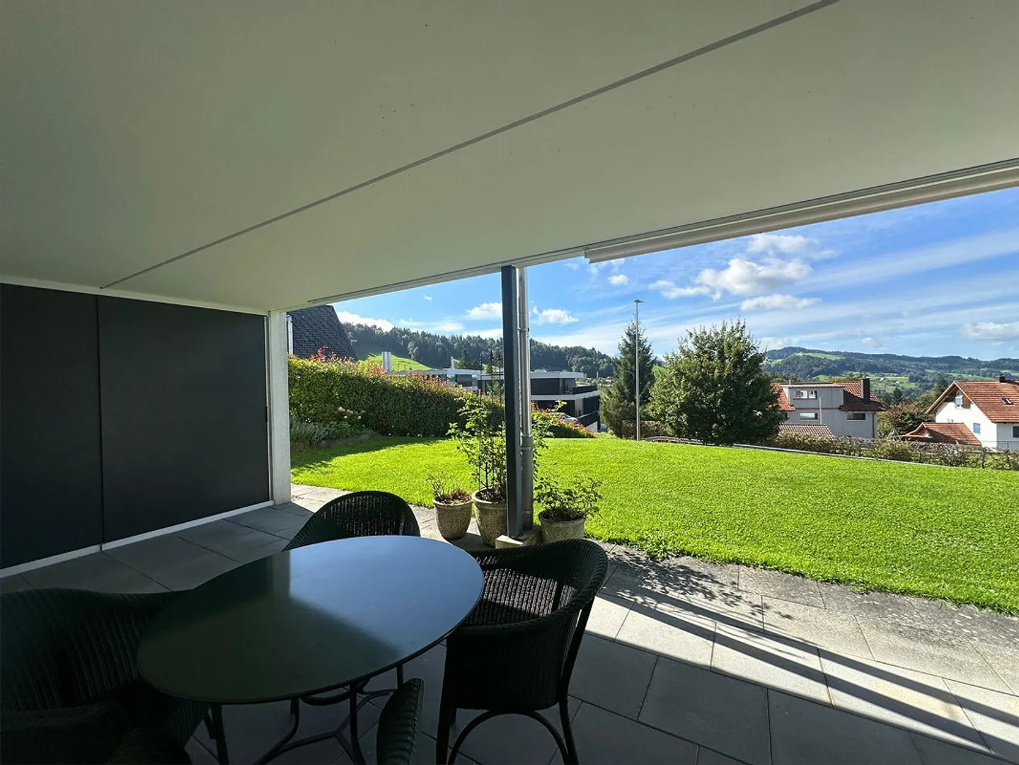 Appartement 3 pièces ensoleillé avec vue - Photo 2 sur 8