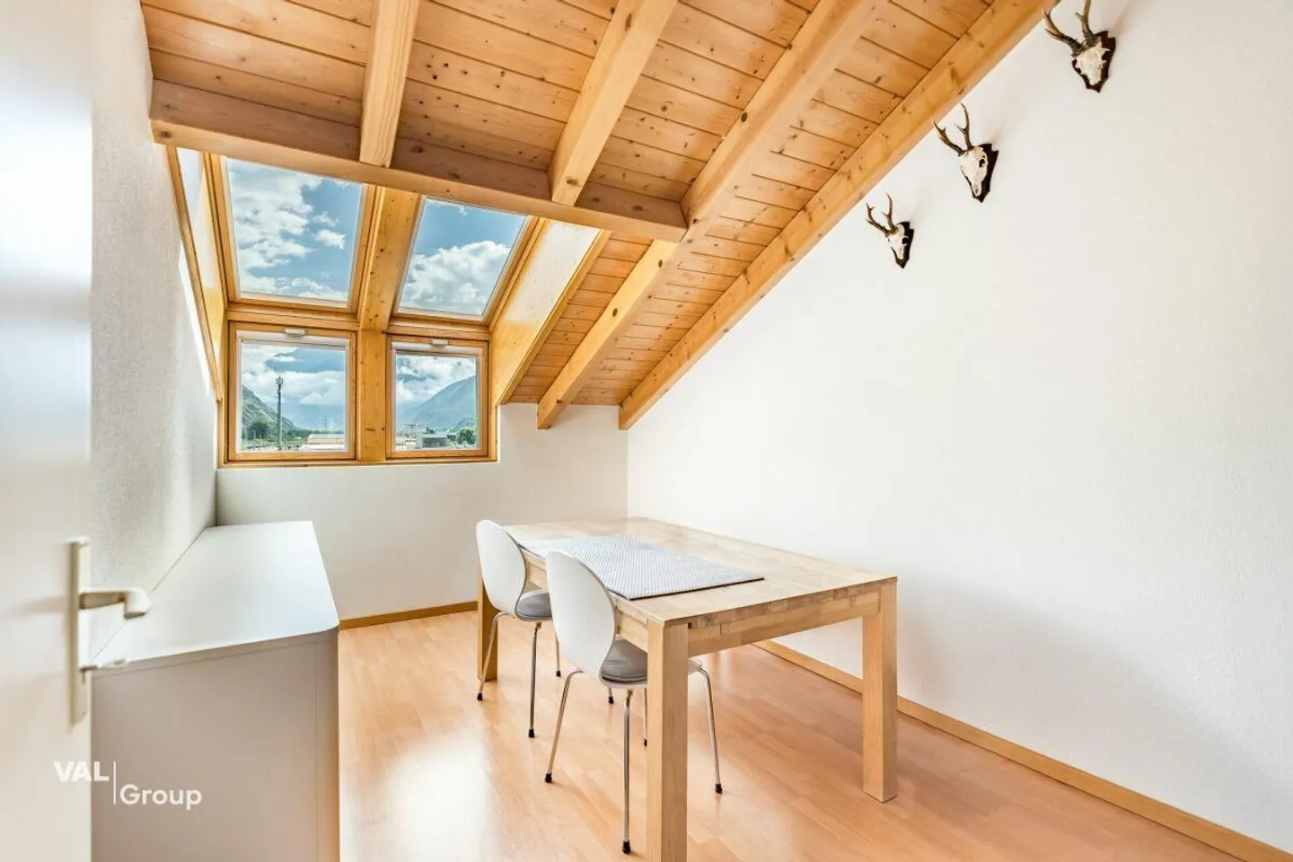 Charmante Dachwohnung mit Bergsicht - Foto 7 von 16