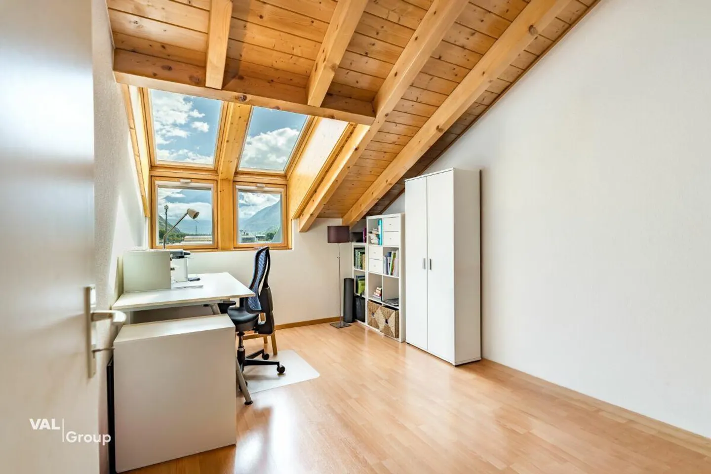 Charmante Dachwohnung mit Bergsicht - Foto 8 von 16