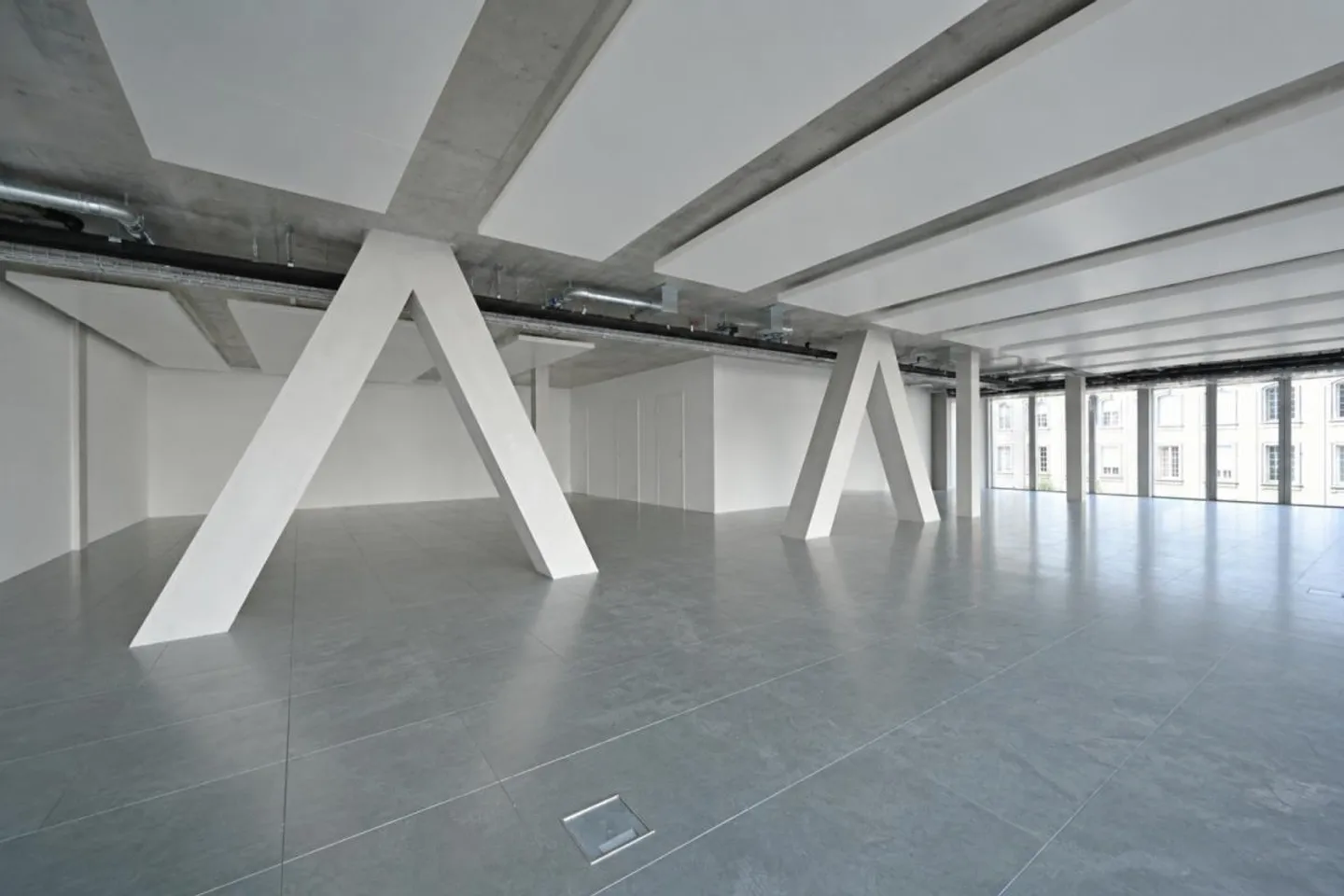 Votre emplacement commercial représentatif dans le nouveau bâtiment de la gare à Bu... - Photo 6 sur 9