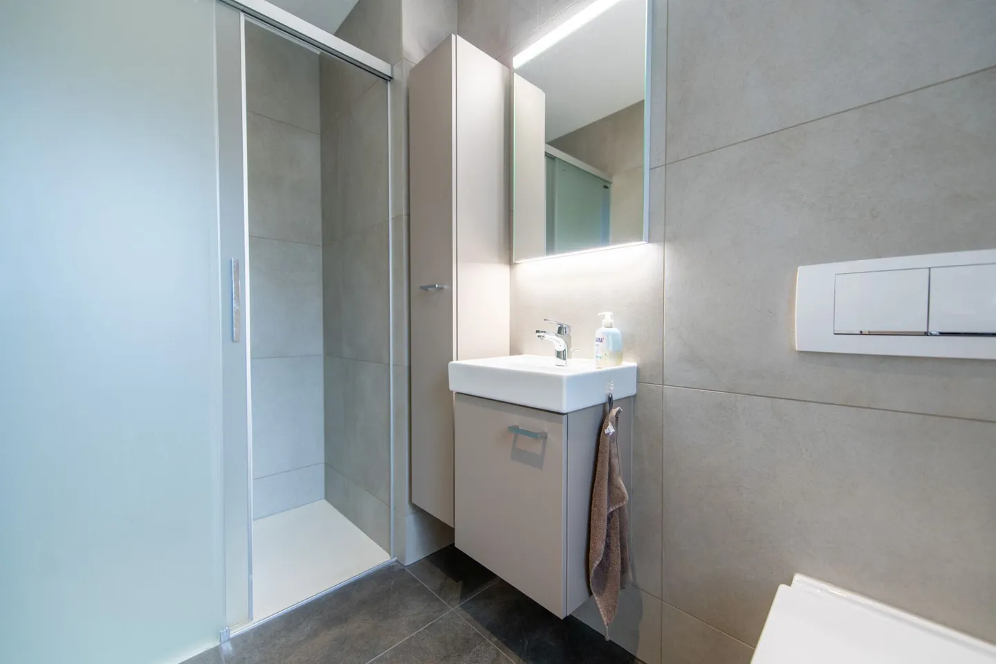 Grosszügig, hell und modern - 5.5-Zimmer-Wohnung mit herrlicher Weitsicht - Photo 9 sur 28