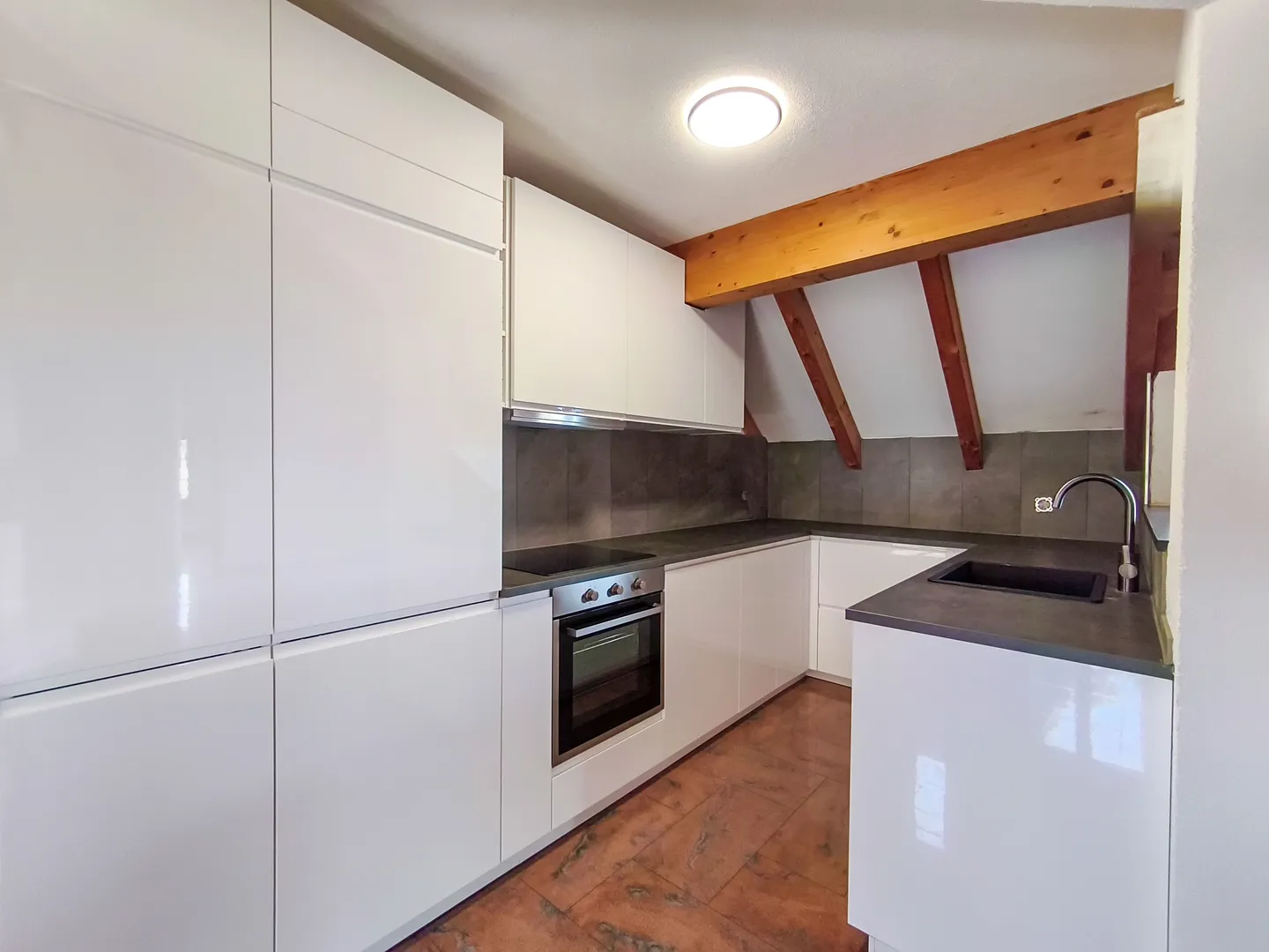 Partially renovated 2.5 room apartment in the attic - Photo 3 of 8