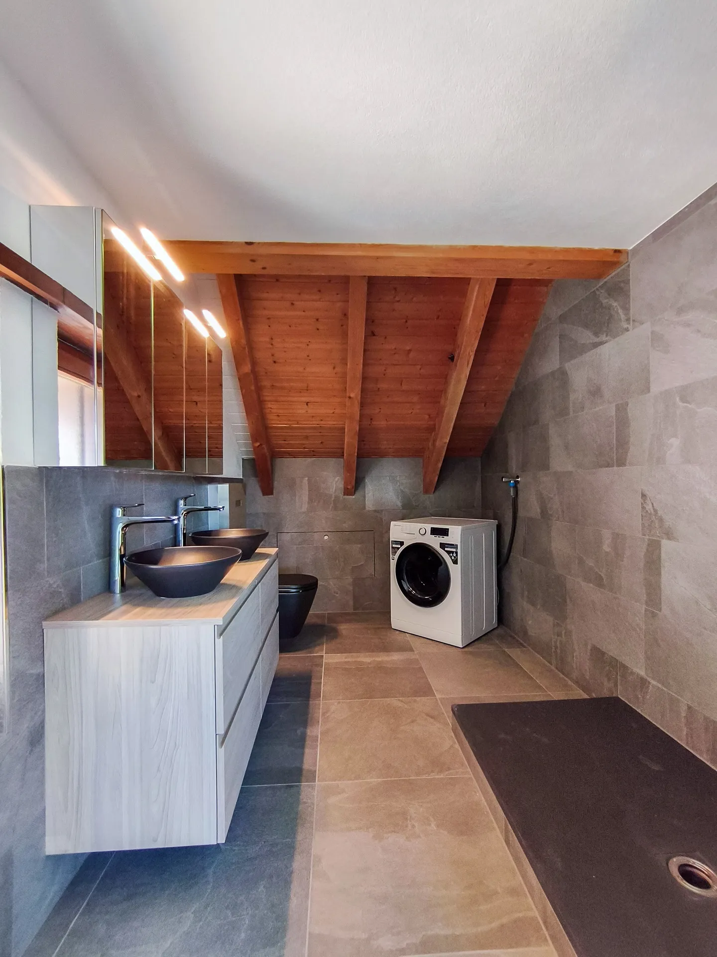 Partially renovated 2.5 room apartment in the attic - Photo 4 of 8