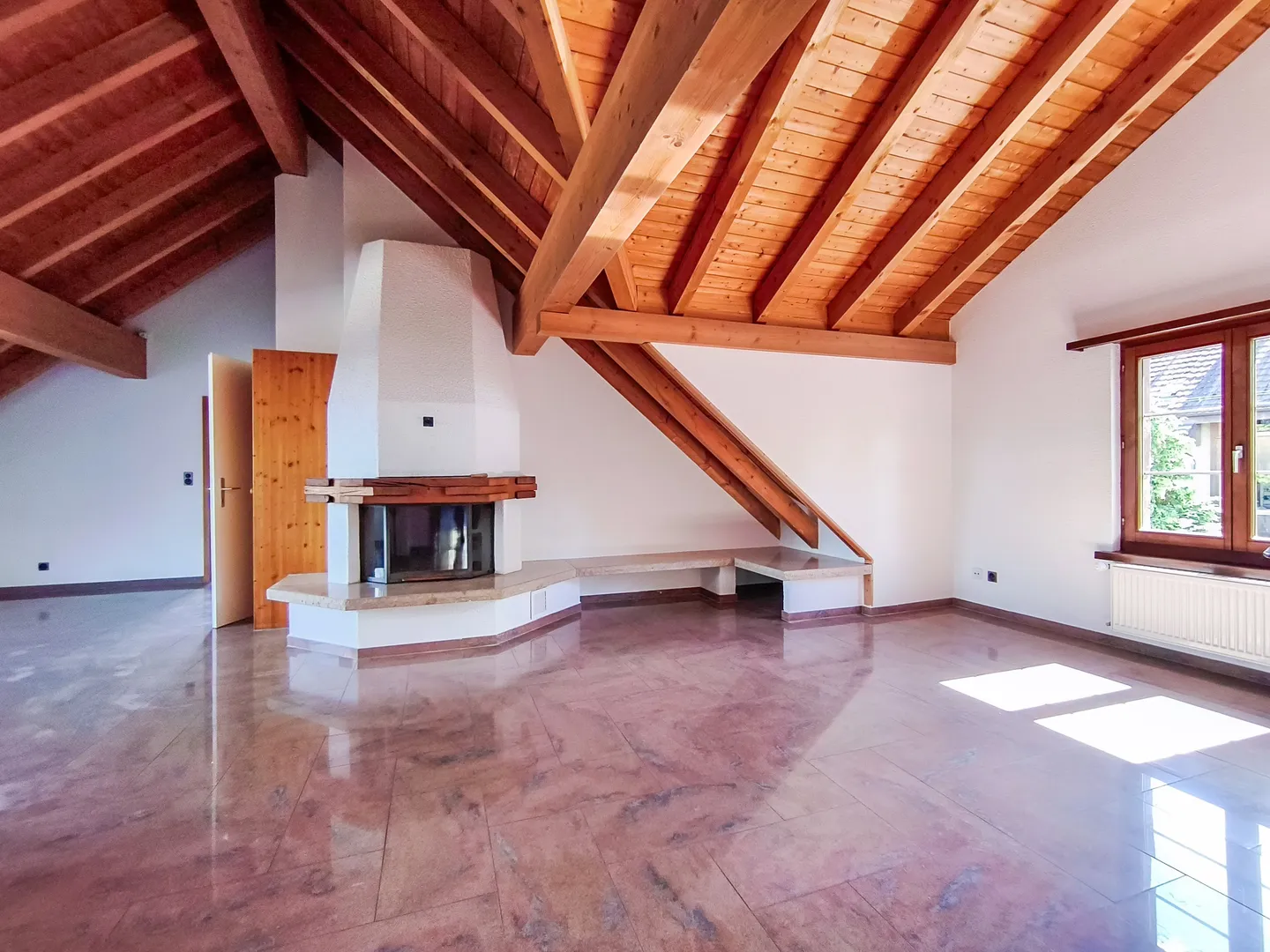 Partially renovated 2.5 room apartment in the attic - Photo 2 of 8