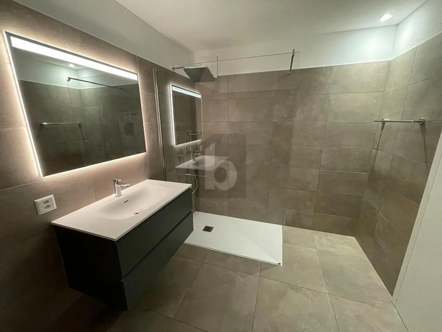 Elegant Apartment with Large Terrace - Photo 3 of 6