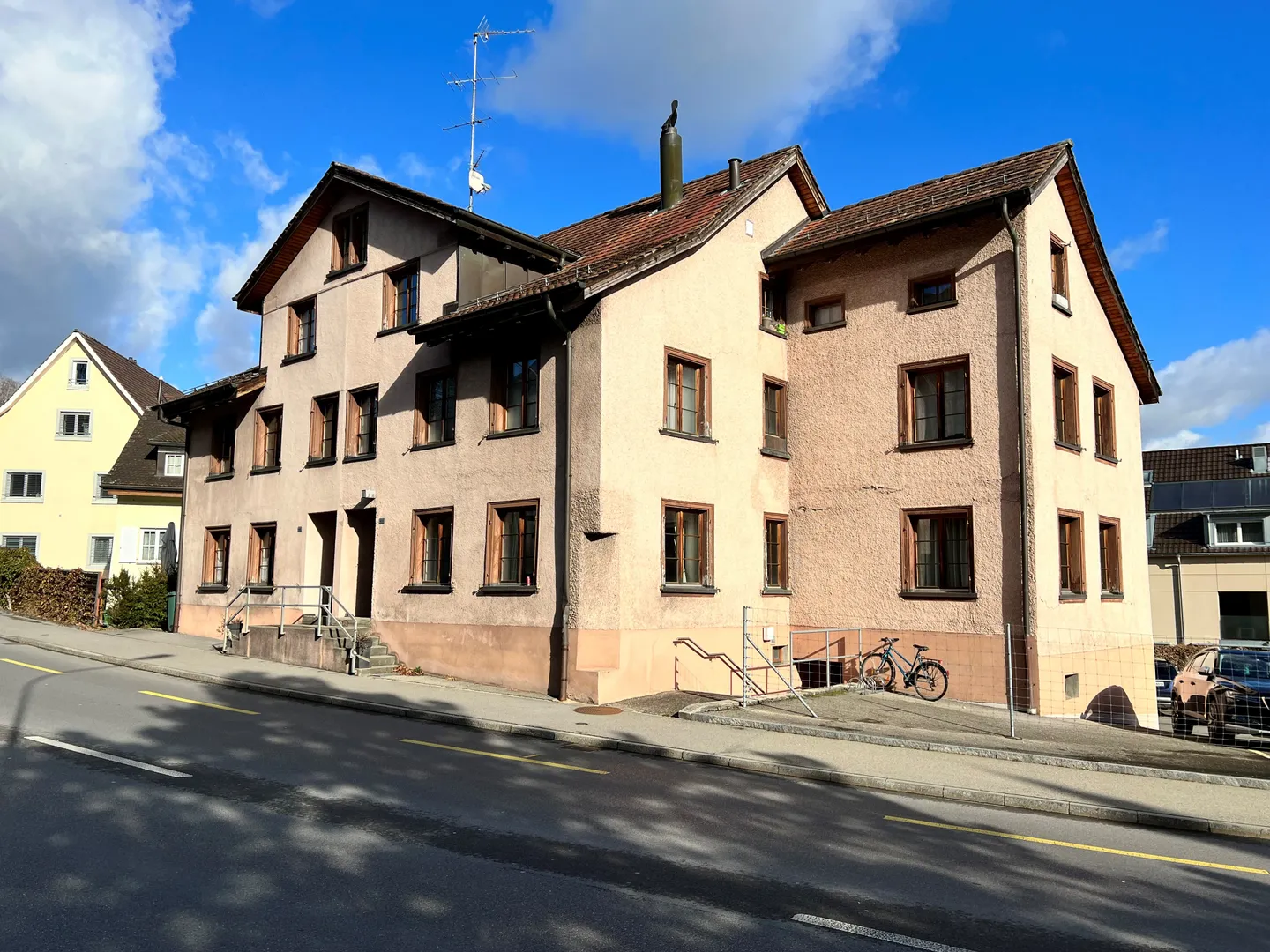 Partially renovated 2.5 room apartment in the attic - Photo 7 of 8