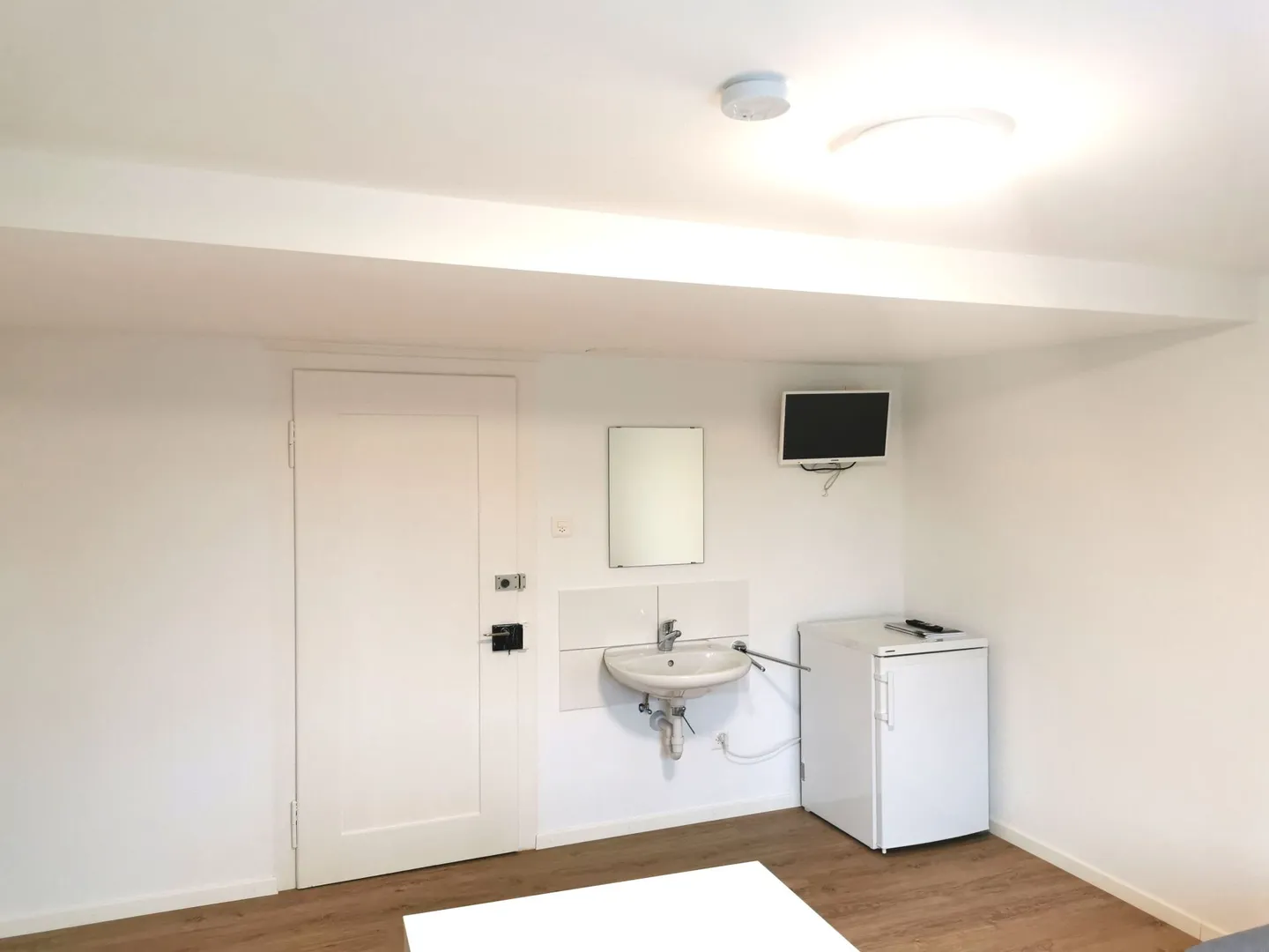 Camera arredata a buon mercato con spazi condivisi - Foto 3 di 4