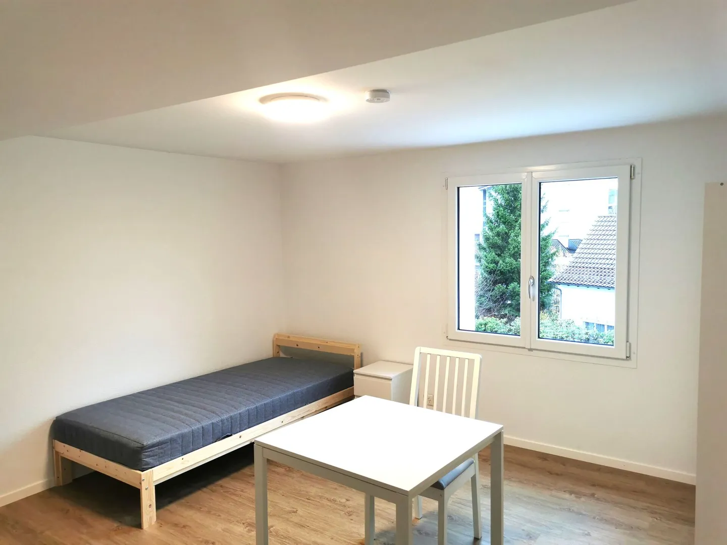 Camera arredata a buon mercato con spazi condivisi - Foto 4 di 4