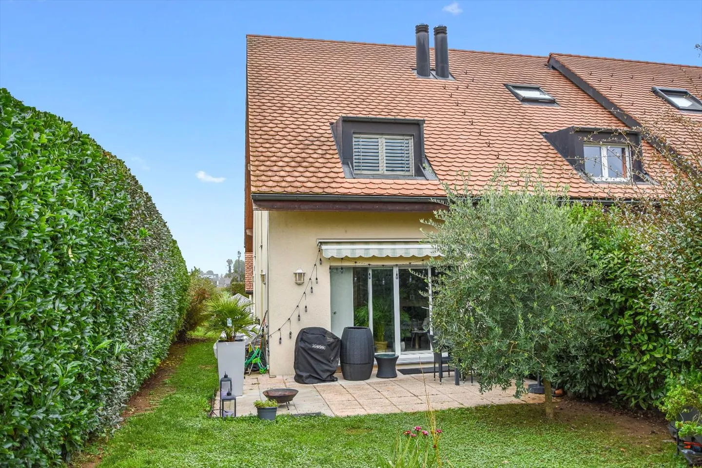 Casa contigua 6.5 stanze - Foto 1 di 16