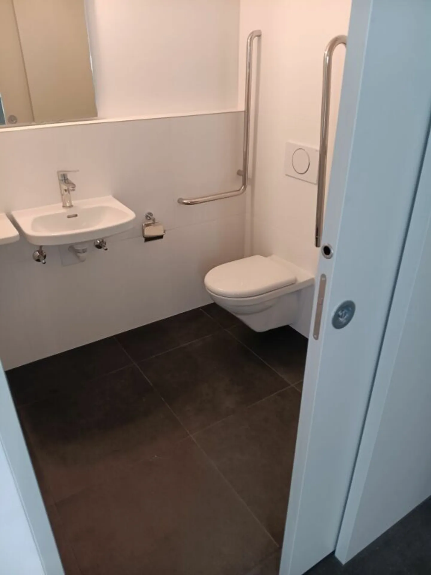 New, modern shared offices or practice rooms in a historic building in the center of Schwarzenburg. - Photo 3 of 7