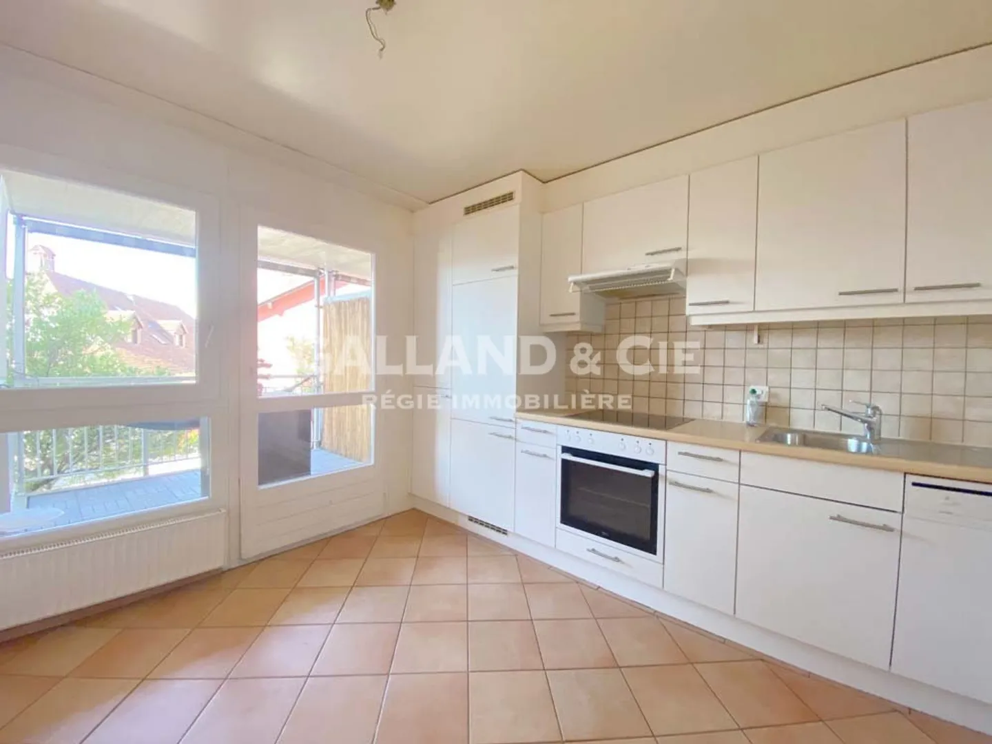 2-room apartment with fireplace and balcony - Photo 2 of 7