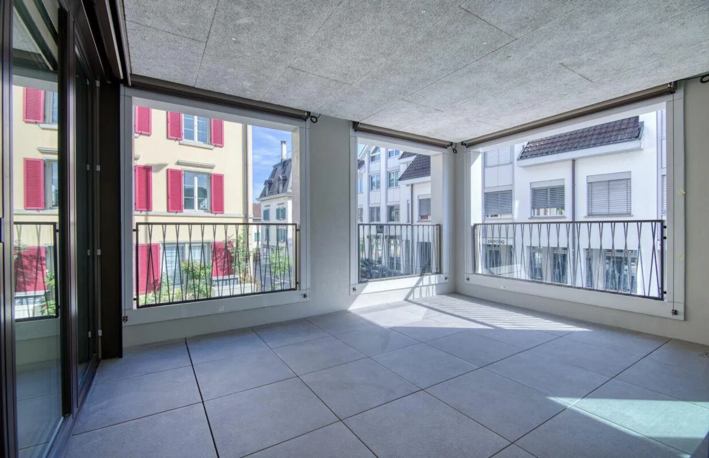 Modern 3.5-room apartment with loggia in a central location - Photo 2 of 10