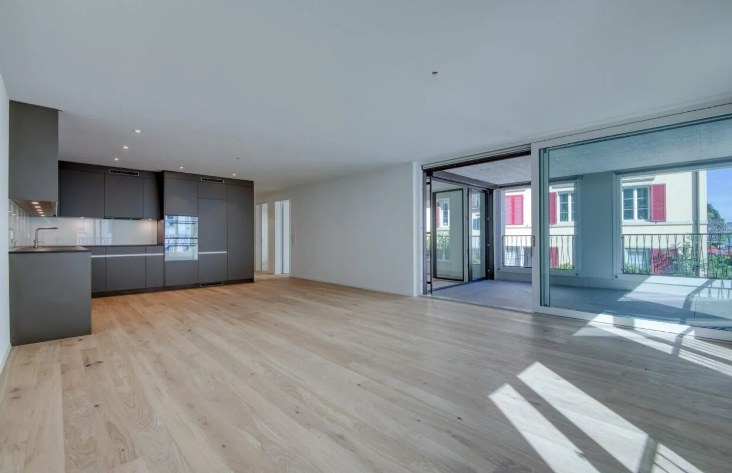 Modern 3.5-room apartment with loggia in a central location - Photo 3 of 10