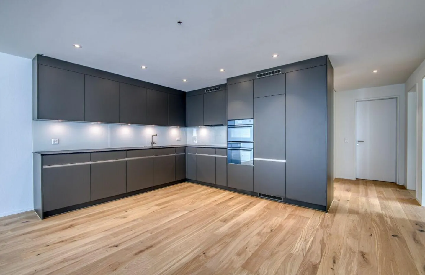 Modern 3.5-room apartment with loggia in a central location - Photo 5 of 10