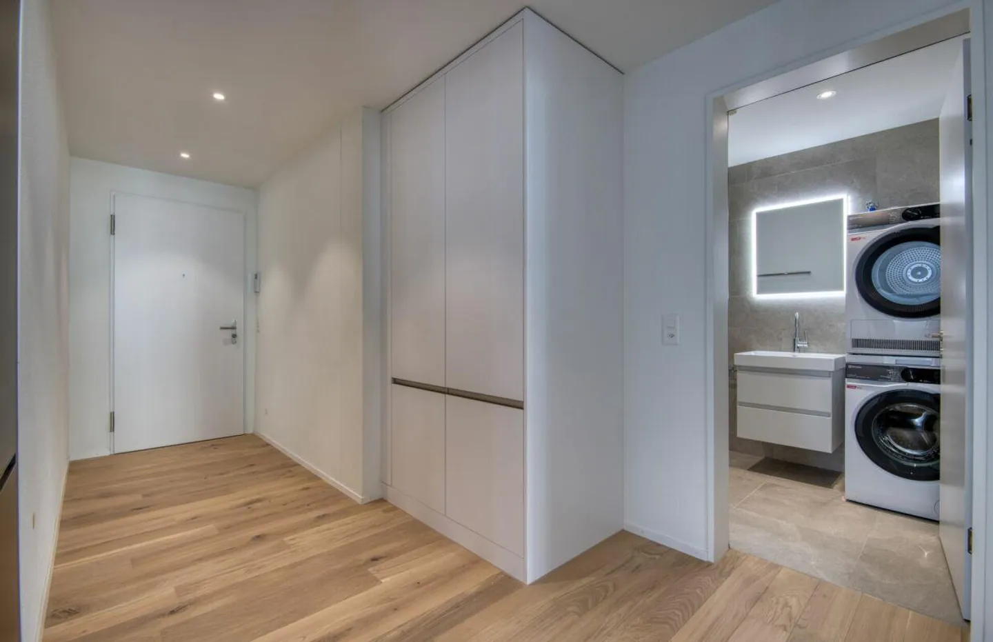 Modern 3.5-room apartment with loggia in a central location - Photo 6 of 10