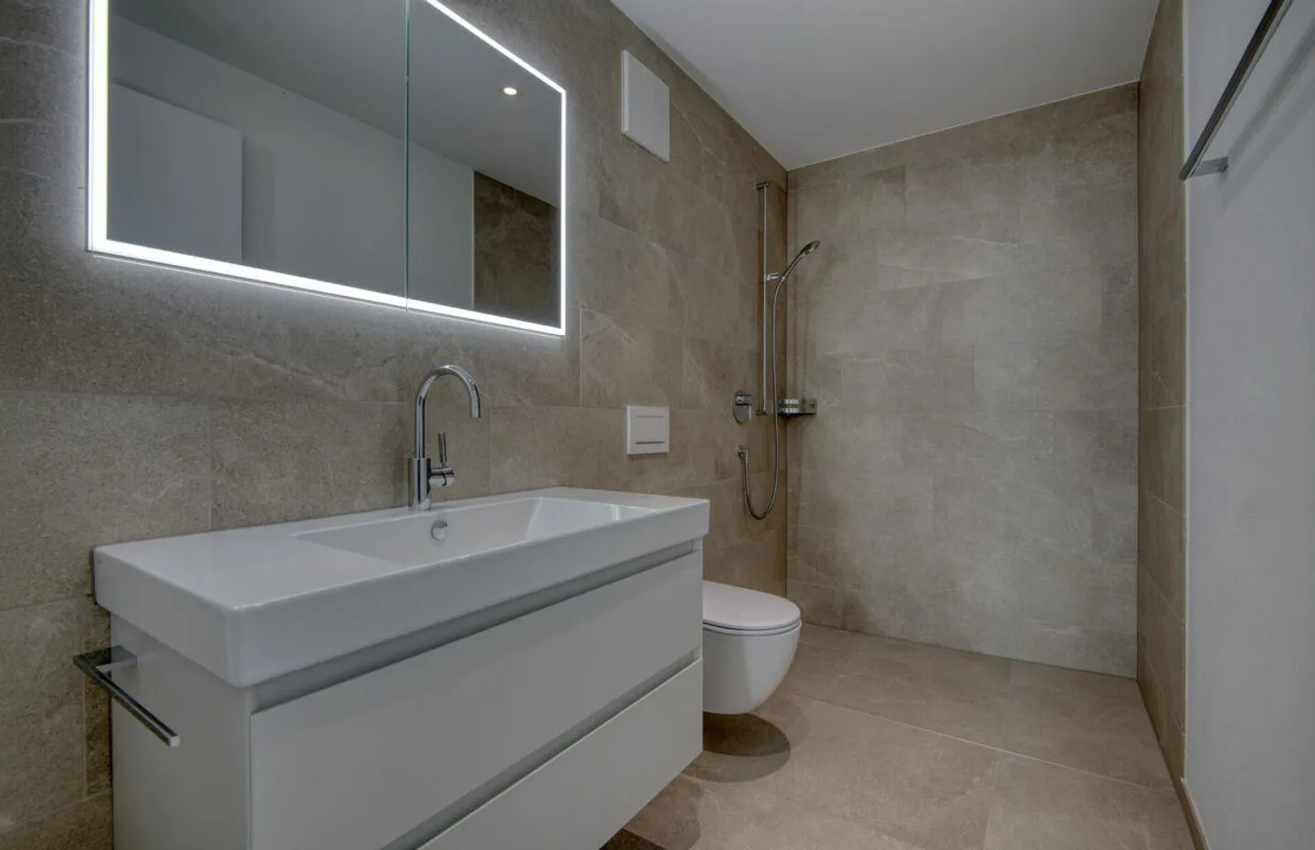 Modern 3.5-room apartment with loggia in a central location - Photo 9 of 10
