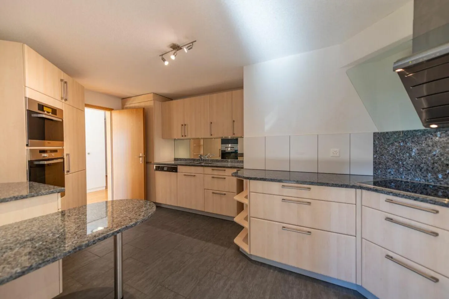 Your 4.5-room retreat between city and nature - Photo 5 of 21