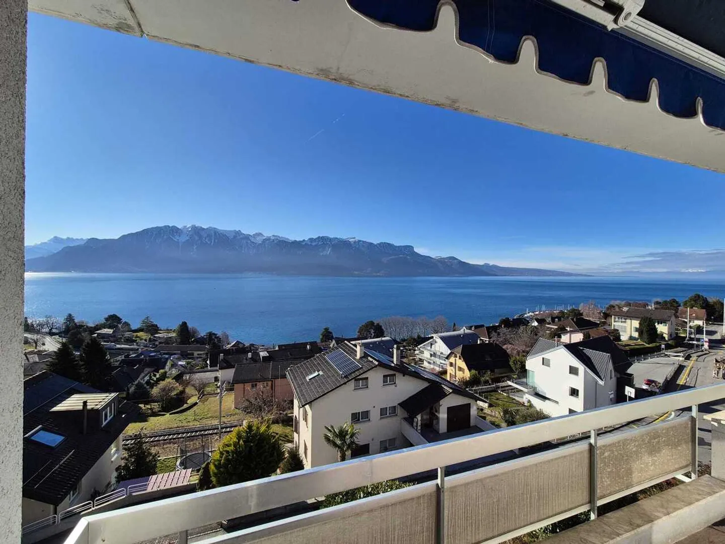 Ampio appartamento di 4 stanze con vista sul lago - Foto 1 di 2