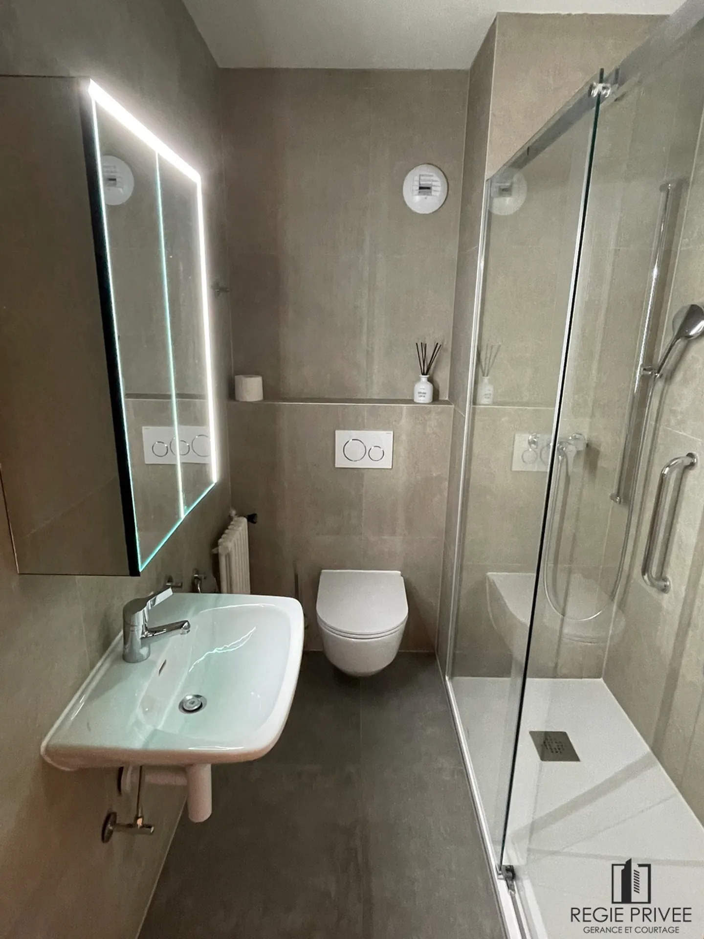 Appartement Charmant avec Balcons - Photo 3 sur 13