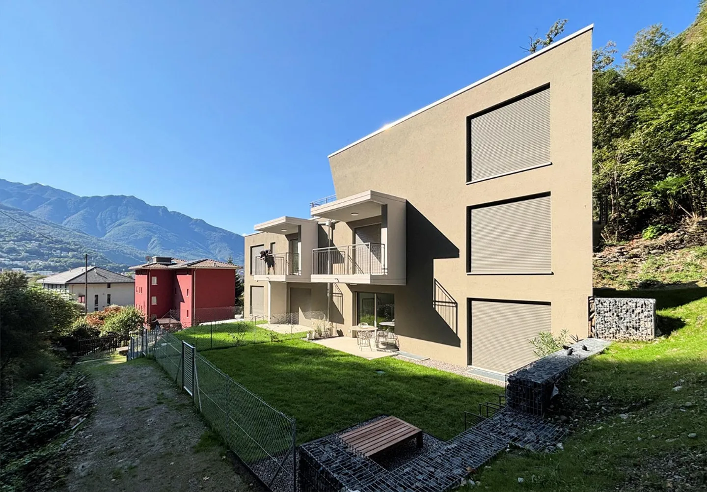 Nuovo appartamento con terrazza immerso nel verde - Foto 1 di 10