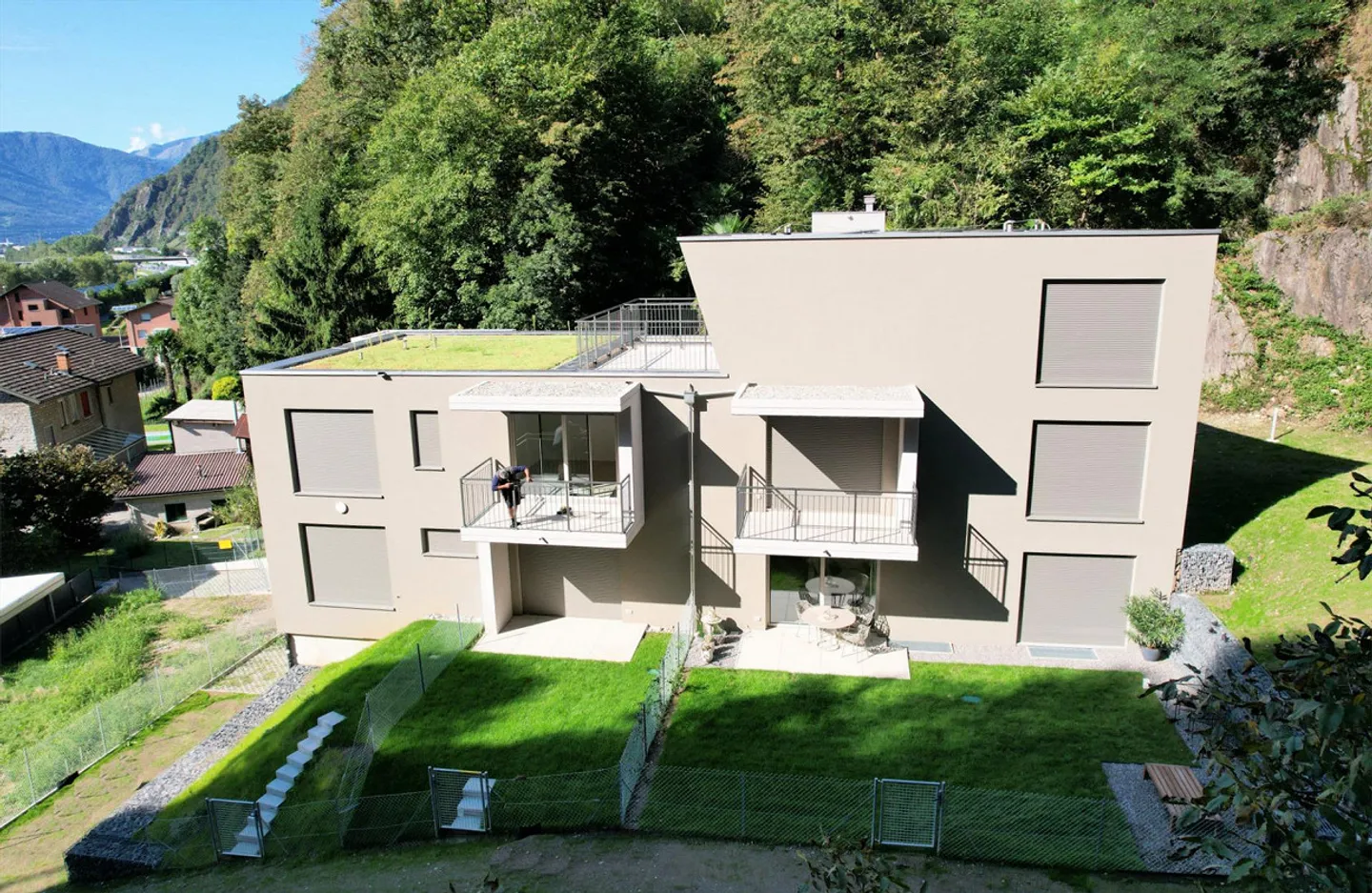Nuovo appartamento con terrazza immerso nel verde - Foto 2 di 10