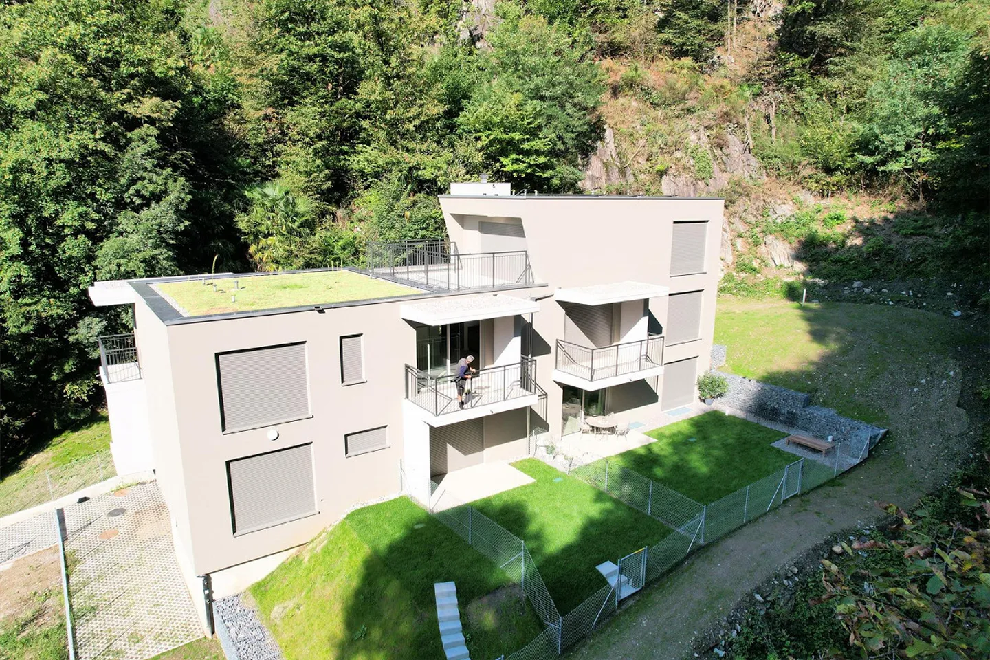 Nuovo appartamento con terrazza immerso nel verde - Foto 3 di 10
