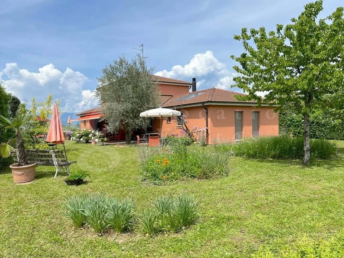 MAGNIFICENT SINGLE-FAMILY HOUSE WITH 250 m2 OF LIVING SPACE - CHARMING SURROUNDING GARDEN - TREE-COVERED - AND QUIET 1100 m2 - Photo 1 of 11