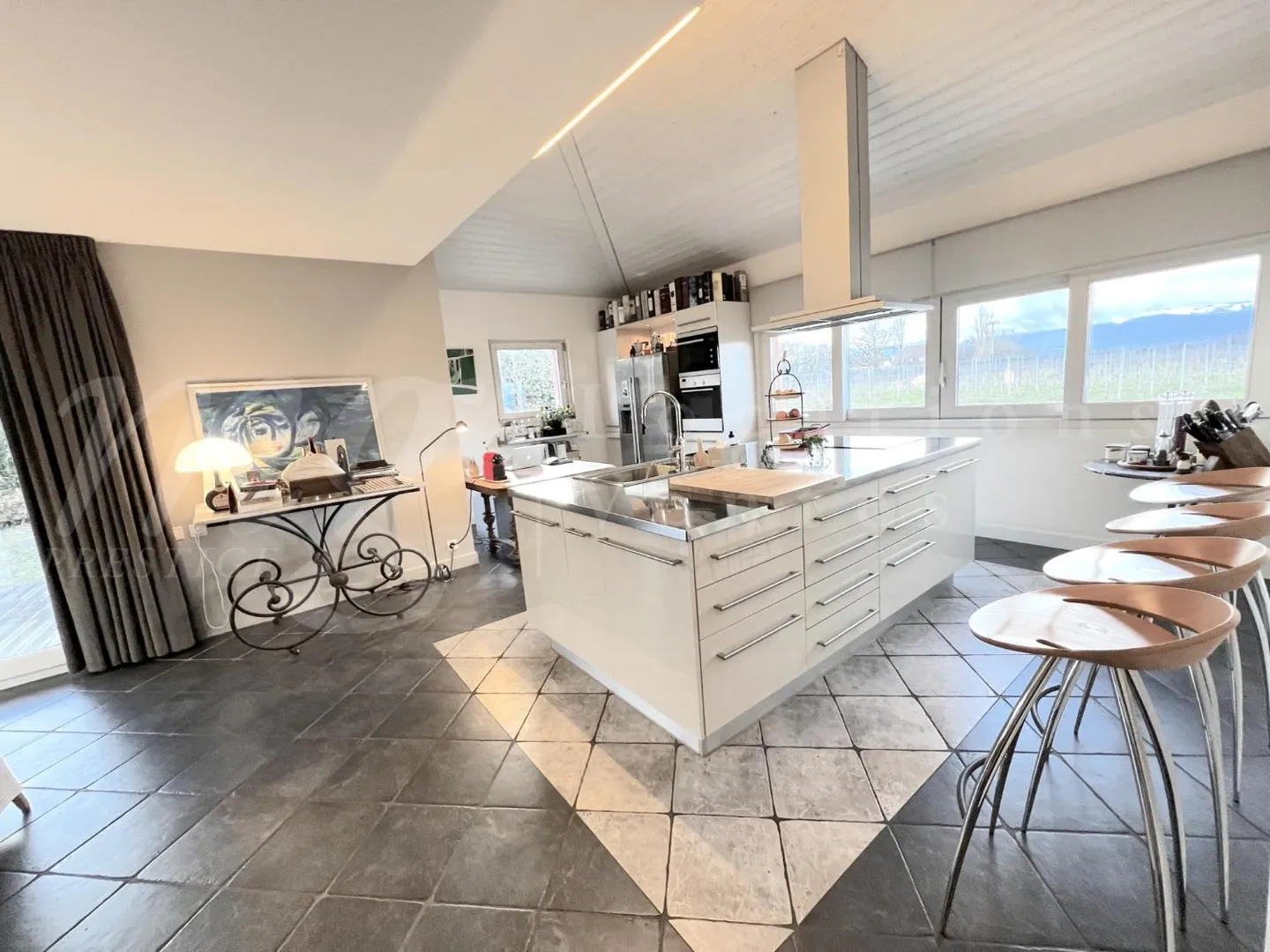 MAGNIFICENT SINGLE-FAMILY HOUSE WITH 250 m2 OF LIVING SPACE - CHARMING SURROUNDING GARDEN - TREE-COVERED - AND QUIET 1100 m2 - Photo 2 of 11