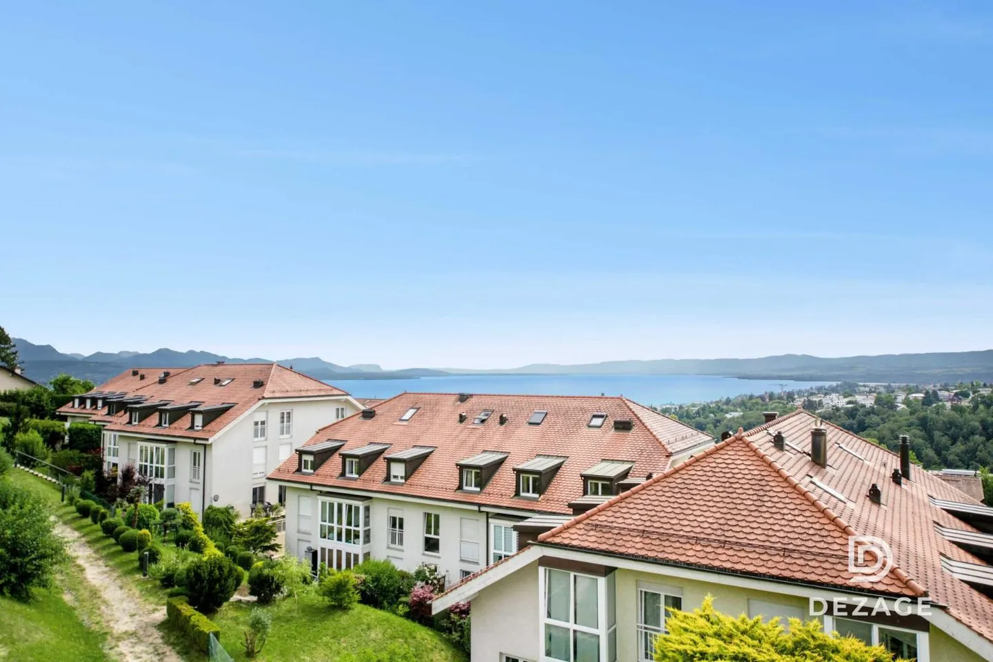 Appartement en attique spacieux avec beaucoup de lumière près de Lausanne avec vue panoramique sur le lac - Photo 1 sur 13