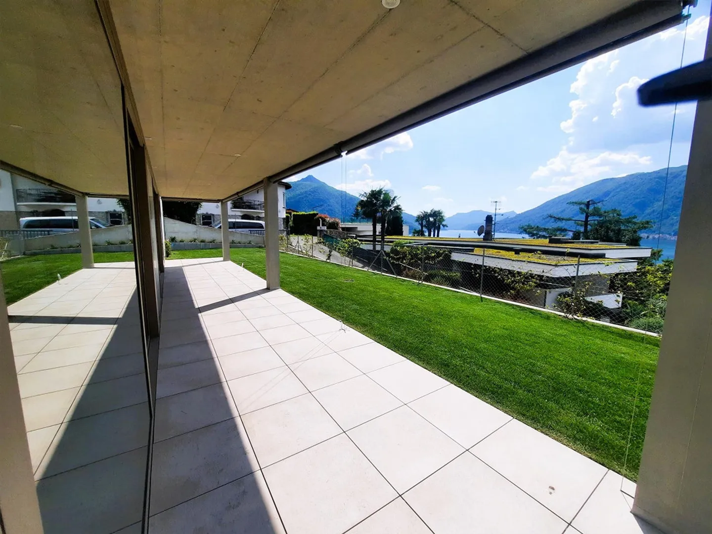 NUOVO APPARTAMENTO 2.5 LOCALI, AMPIO GIARDINO E VISTA LAGO - Foto 1 di 10