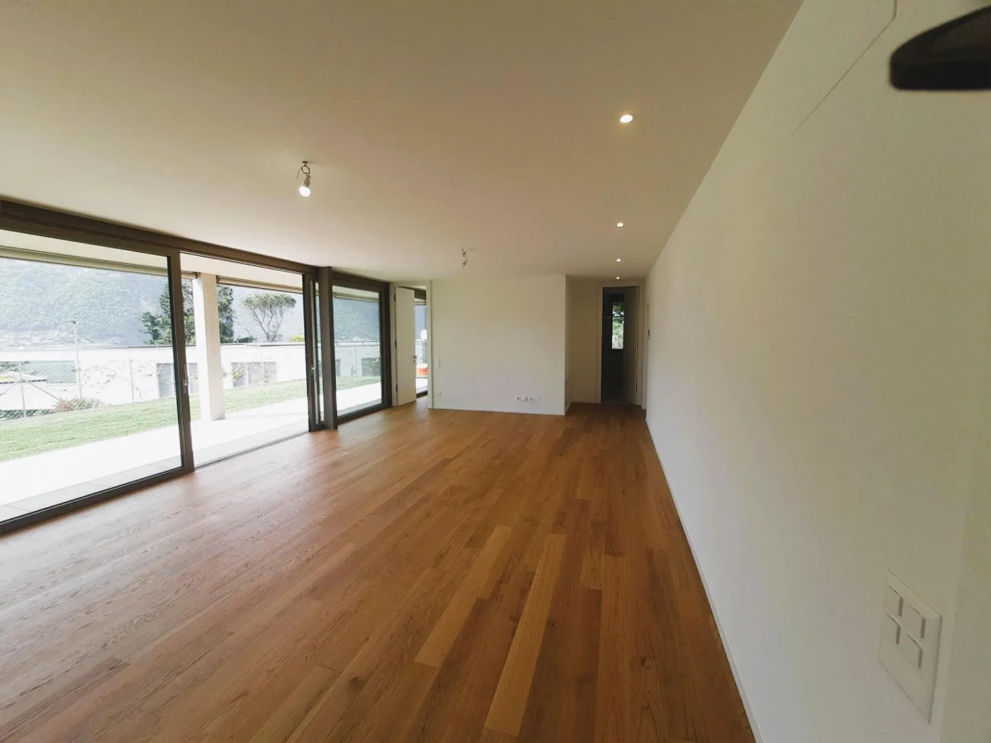 NUOVO APPARTAMENTO 2.5 LOCALI, AMPIO GIARDINO E VISTA LAGO - Foto 5 di 10