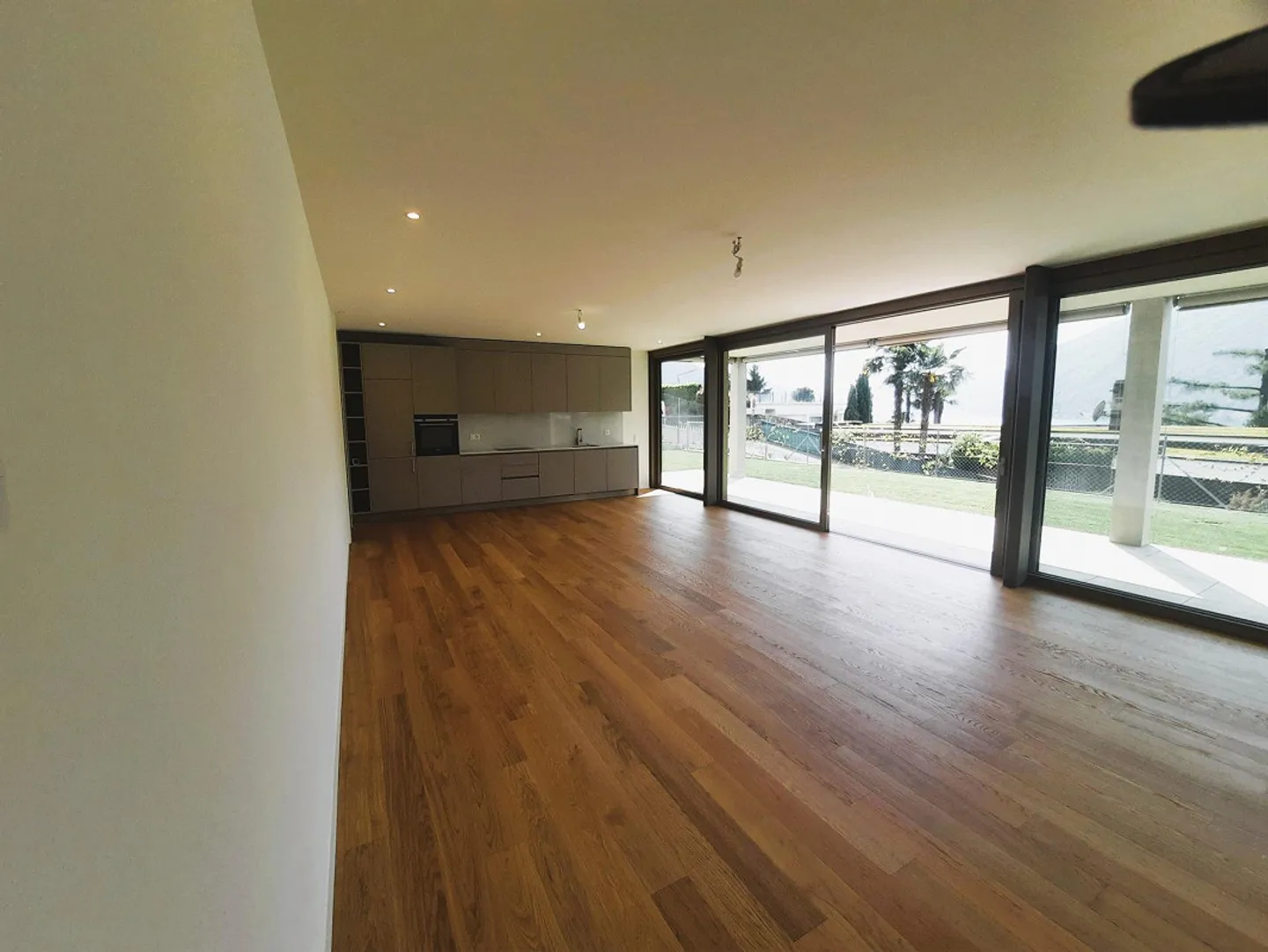 NUOVO APPARTAMENTO 2.5 LOCALI, AMPIO GIARDINO E VISTA LAGO - Foto 6 di 10