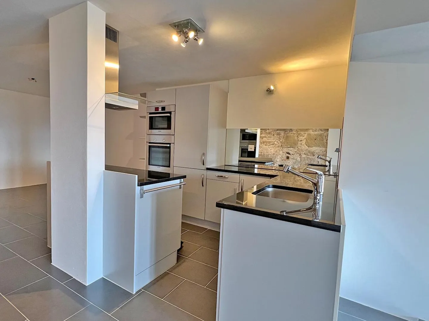 Living in Loft Style - Your 4.5-Room Apartment with Fireplace and Private Parking Space in Burgdorf - Photo 16 of 29
