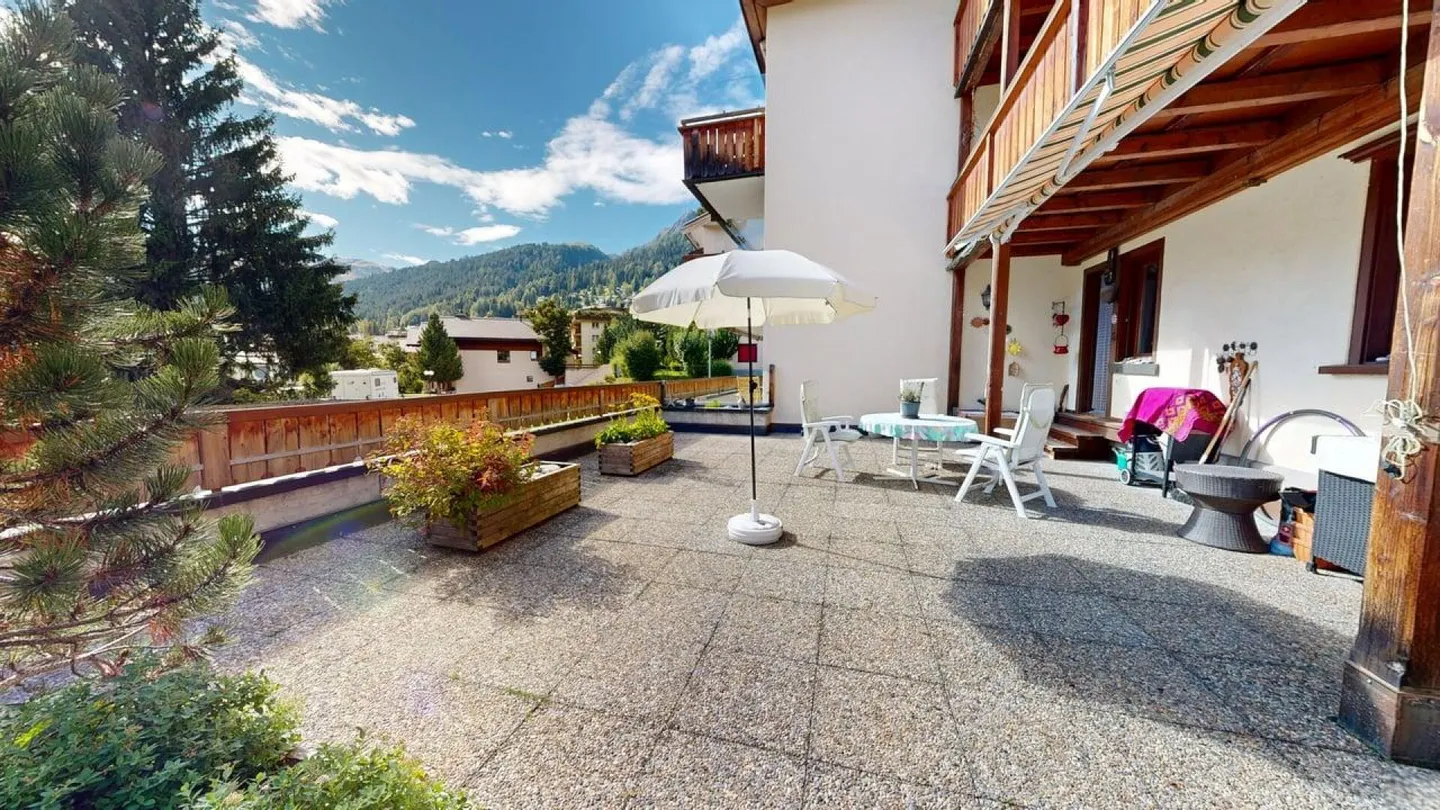 Prendere il sole nel quartiere residenziale di Bünda - Foto 2 di 10