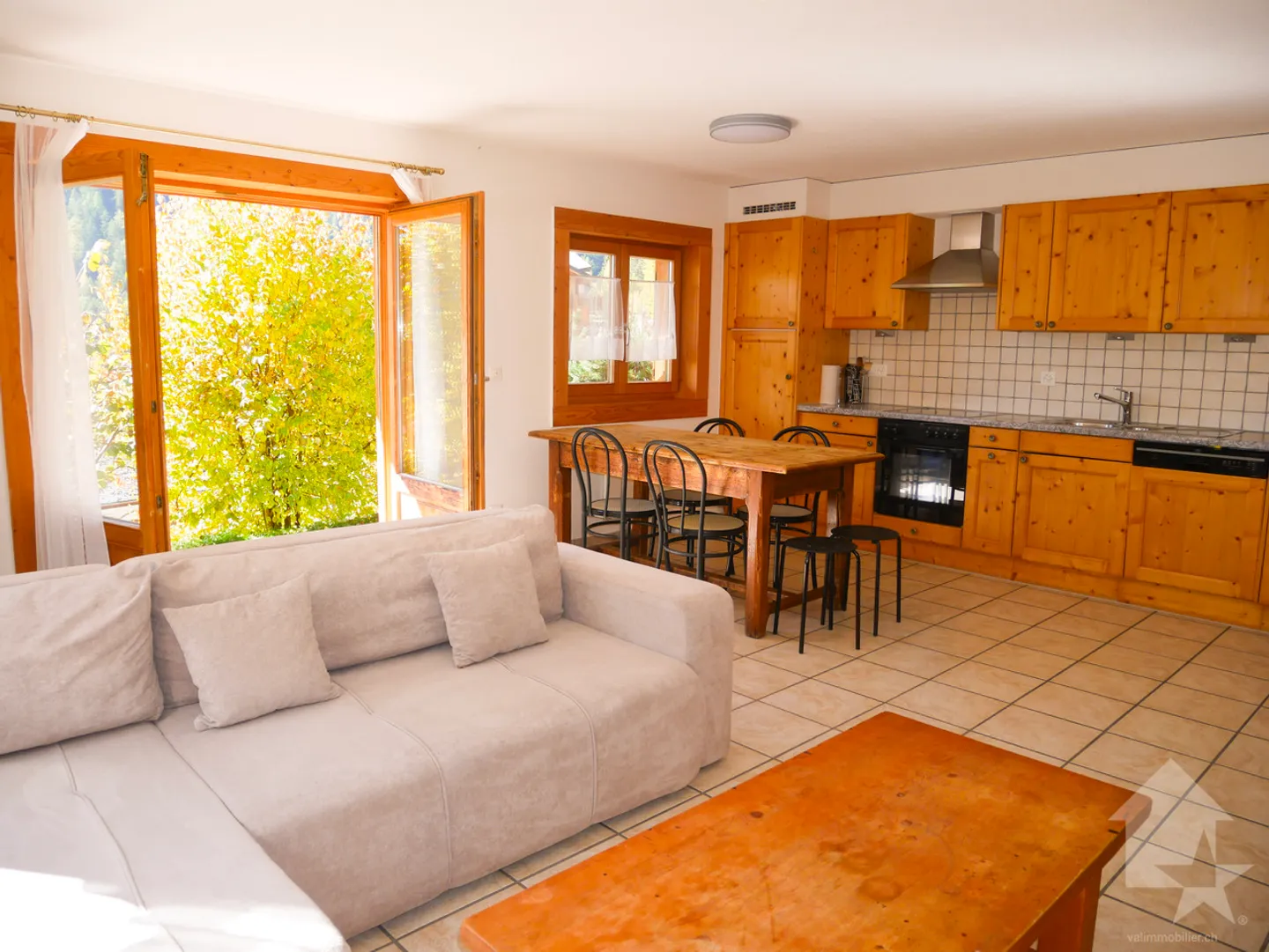 Pleasant 3.5-room bright apartment with terrace and sunny view! - Photo 2 of 33