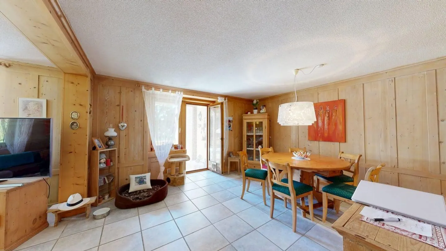 Prendere il sole nel quartiere residenziale di Bünda - Foto 4 di 10