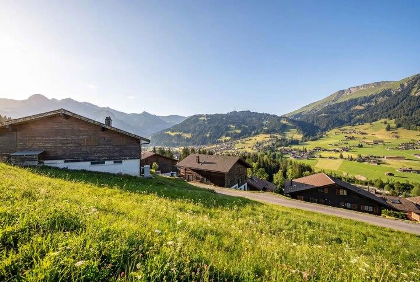 EMPLACEMENT ENSOLEILLÉ À LENK - TERRAIN À BÂTIR DE 747 m² AVEC UN PANORAMA MONTAGNEUX DE RÊVE - Photo 5 sur 9