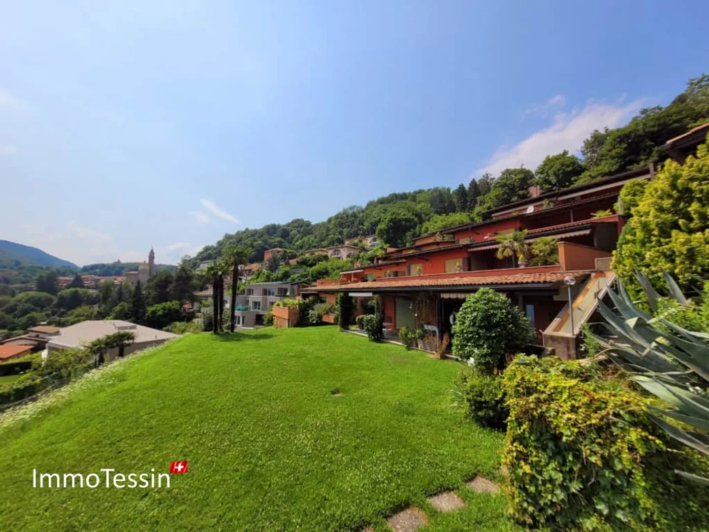 SECONDA RESIDENZA - Un'oasi esclusiva di tranquillità con giardino e terrazza e vista lago libera sul Lago di Lugano - Foto 1 di 13