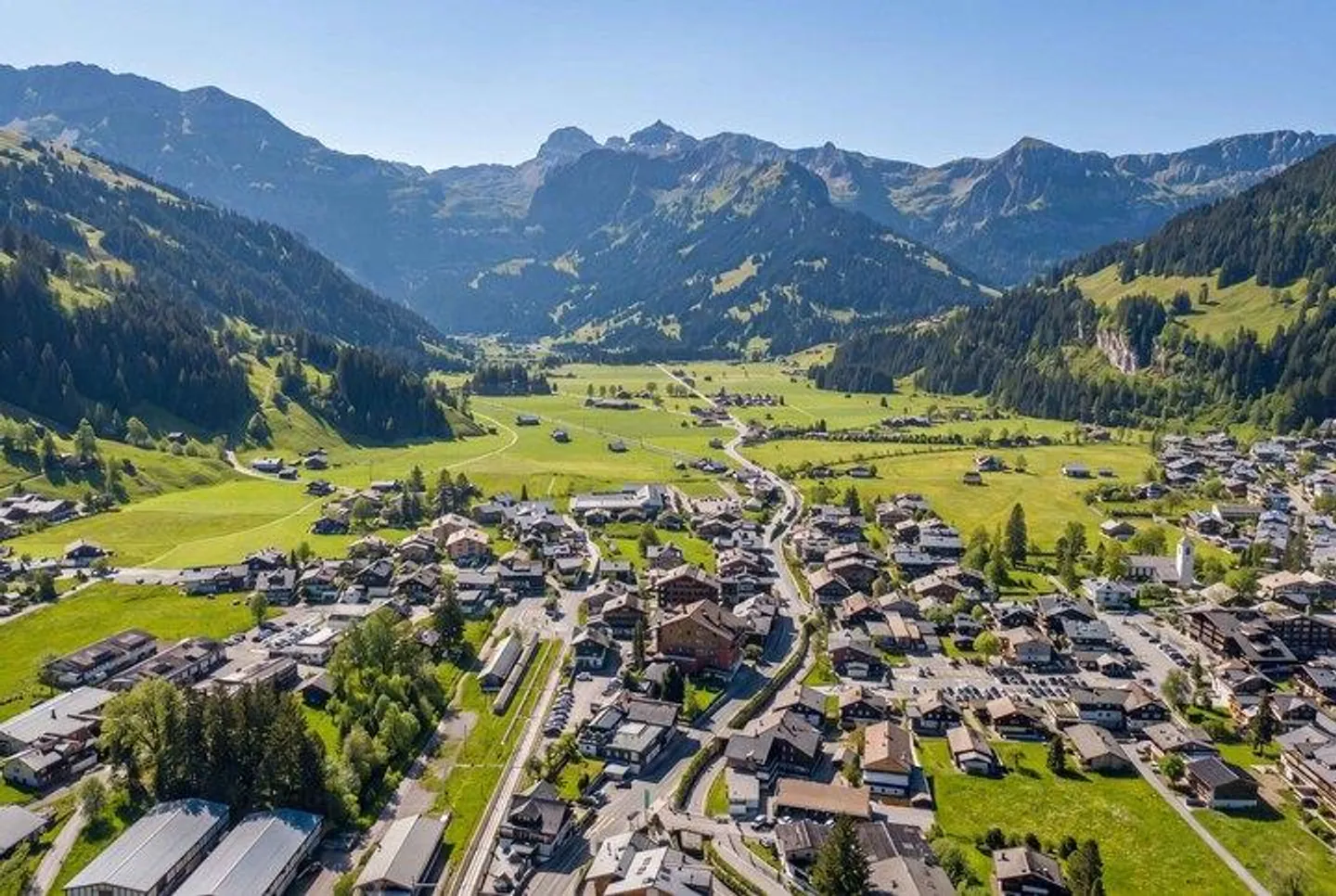 EMPLACEMENT ENSOLEILLÉ À LENK - TERRAIN À BÂTIR DE 747 m² AVEC UN PANORAMA MONTAGNEUX DE RÊVE - Photo 7 sur 9