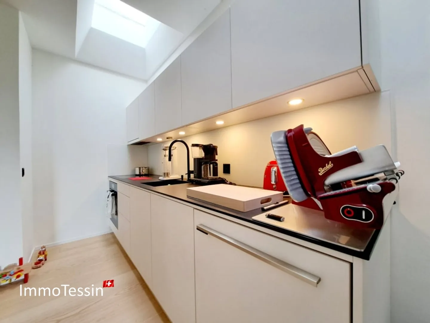 SECONDA RESIDENZA - Un'oasi esclusiva di tranquillità con giardino e terrazza e vista lago libera sul Lago di Lugano - Foto 10 di 13