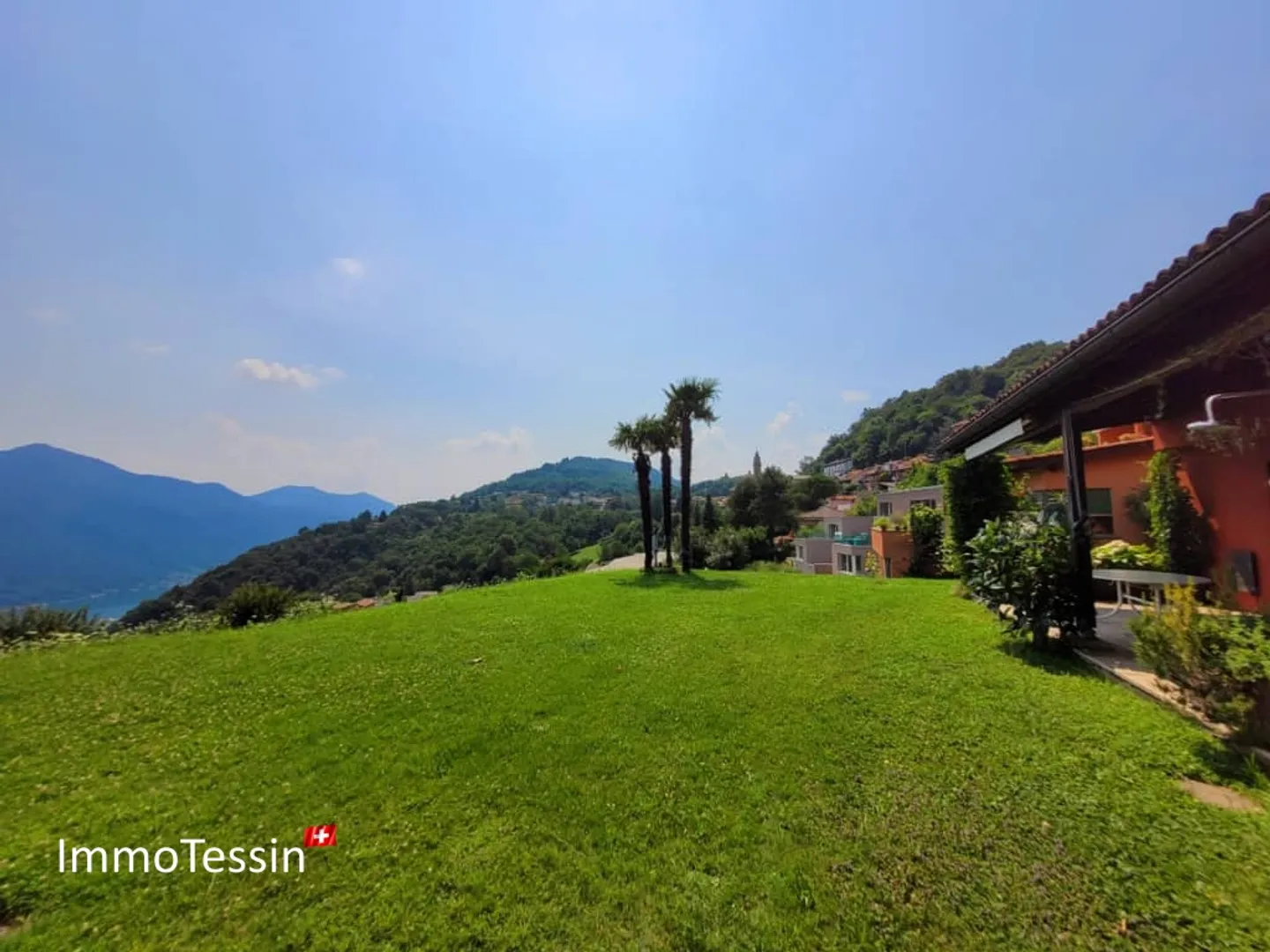 SECONDA RESIDENZA - Un'oasi esclusiva di tranquillità con giardino e terrazza e vista lago libera sul Lago di Lugano - Foto 2 di 13
