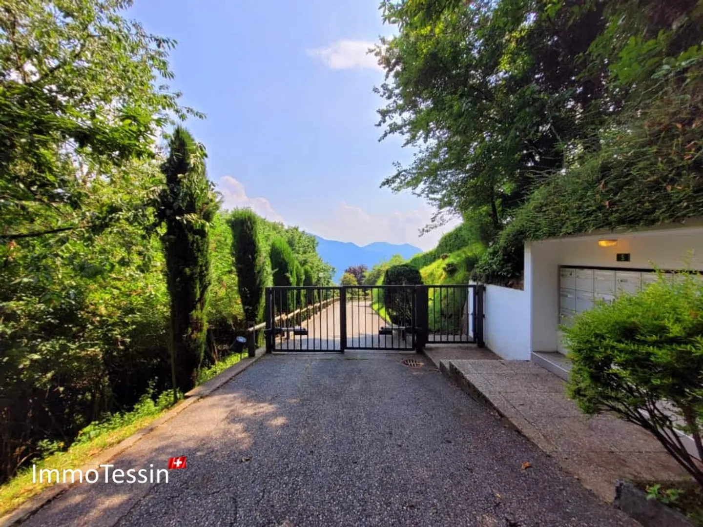 SECONDA RESIDENZA - Un'oasi esclusiva di tranquillità con giardino e terrazza e vista lago libera sul Lago di Lugano - Foto 4 di 13